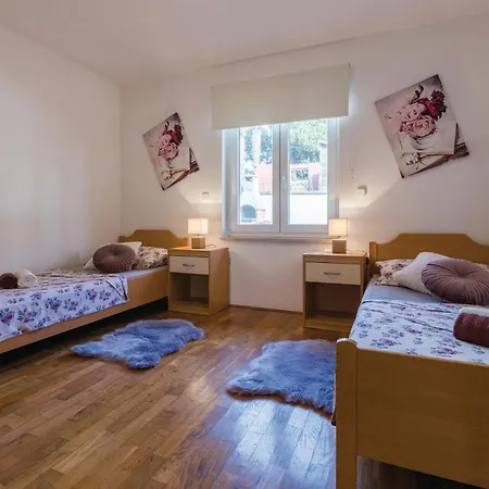 3 Bedroom Lovely In Feriehus