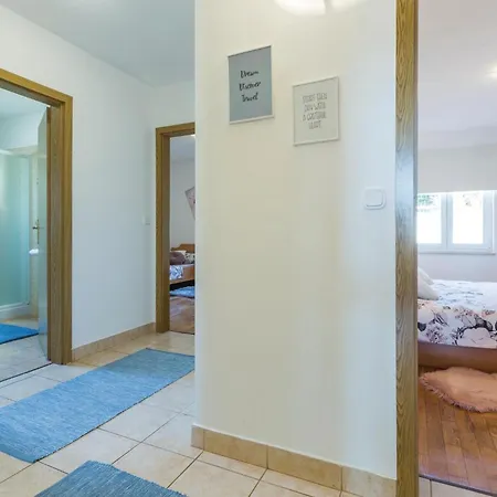 Prázdninový dům 3 Bedroom Front In Savudrija