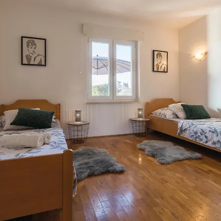 3 Bedroom Front In Prázdninový dům